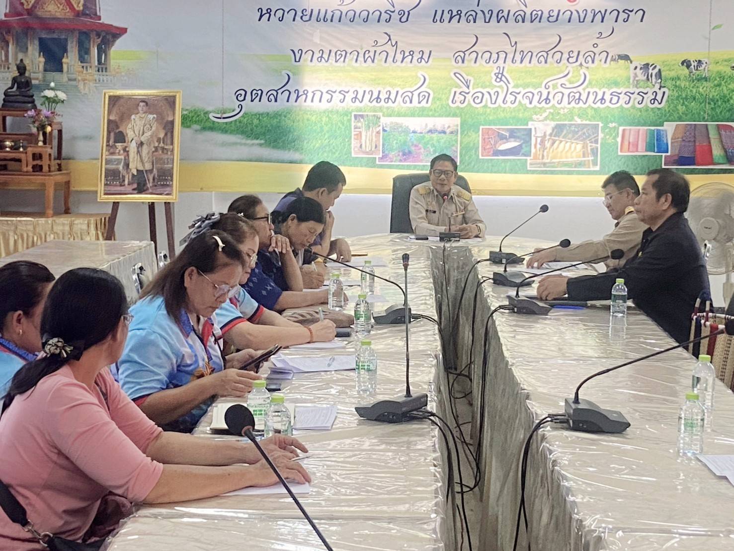 พช.วาริชภูมิ จังหวัดสกลนคร : จัดประชุมประชาสัมพันธ์โครงการ “คนละครึ่ง พลัส” แก่ผู้ประกอบการ OTOP ในพื้นที่อำเภอวาริชภูมิ